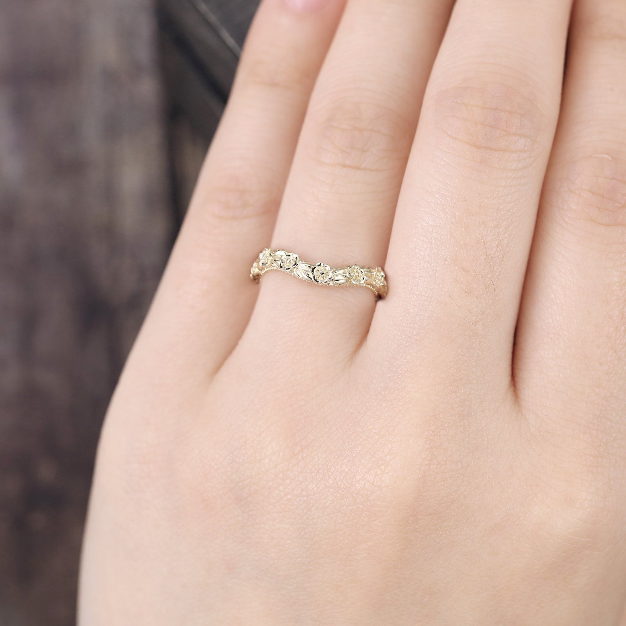 Vintage Curved Floral Wedding Band in Yellow Gold